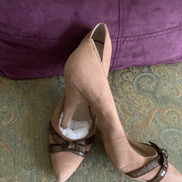 Anne Klein tan and brown pumps with bow - Picture 3 of 3